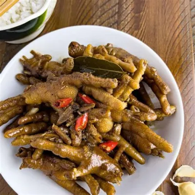  Zunyi Spiced Chicken Feet - En Spridande Smakbomb Med Mörbruna Glasyr och Kryddstark Tvekan!